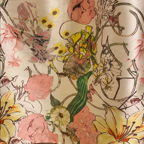 Sleeveless white dress with floral print highlight - Picture 2 of 6